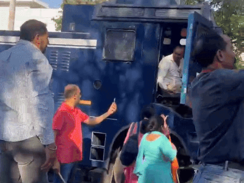 ਪੁਲਿਸ ਅਧਿਕਾਰੀ women ਰਤਾਂ ਨੂੰ ਪੁਲਿਸ ਮੁਲਾਜ਼ਮ ਨਾਲ ਬਹਿਸ ਦੌਰਾਨ ਧੱਕਦੇ ਹਨ.