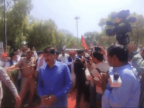 लखनऊ के लोहिया पार्क में डॉ. राम मनोहर लोहिया को श्रद्धांजलि देने अखिलेश यादव पहुंचे।