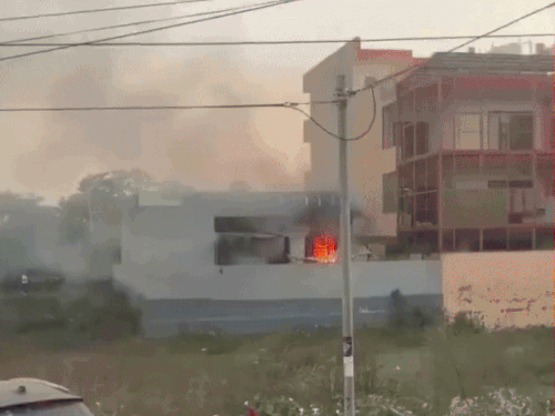 यह फोटो शनिवार शाम की है, जिसमें कारोबारी के घर आग लगी हुई दिखाई दे रही है। - Dainik Bhaskar