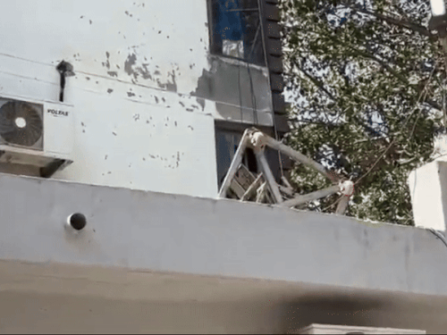 ਦੁਕਾਨ ਦਾ ਉਹ ਹਿੱਸਾ ਜਿੱਥੇ ਨਿਕਾਸ ਪੱਖਾ ਸਥਾਪਿਤ ਕੀਤਾ ਗਿਆ ਸੀ, ਜਿਸ ਨੂੰ ਹਟਾ ਦਿੱਤਾ ਗਿਆ ਸੀ ਅਤੇ ਚੋਰ ਦੁਕਾਨ ਵਿੱਚ ਦਾਖਲ ਹੋਏ ਸਨ