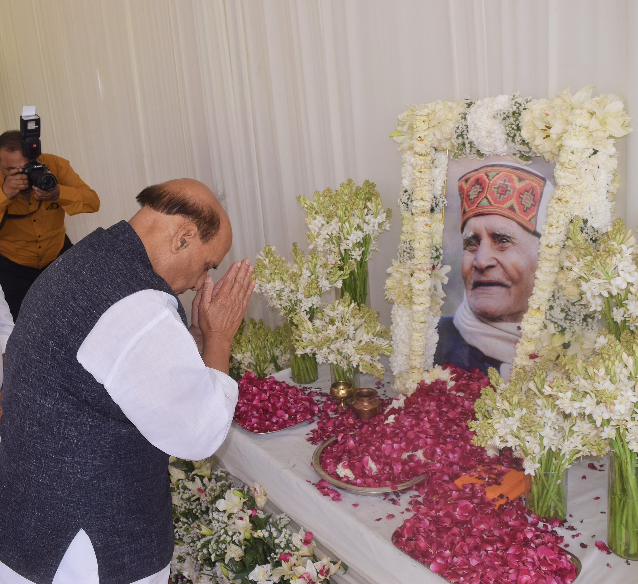 ਡਿਫੈਂਸ ਮੰਤਰੀ ਰਾਜਨਾਥ ਸਿੰਘ ਗੁਰੂ ਜੀ ਦੇ ਕੇਂਦਰ ਦੇ ਪਿਤਾ ਕਮਾਰਾ ਸਿੰਘ ਦੀ ਫੋਟੋ 'ਤੇ ਸੜਦੇ ਹਨ