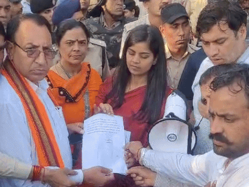 ਡੀਸੀ ਐਨਐਚਐਮ ਕਰਮਚਾਰੀ ਨੇਹਾ ਸਿੰਘ ਨੂੰ ਮੰਗਮੰਧ ਦਿੰਦੇ ਹਨ.