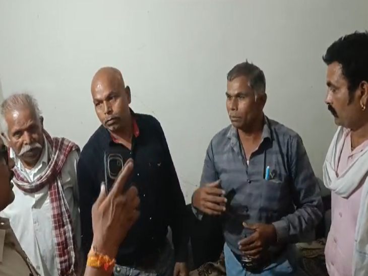 भोथीडीह में रवि कुमार केंवट के घर पर प्रार्थना सभा का आयोजन किया गया था।