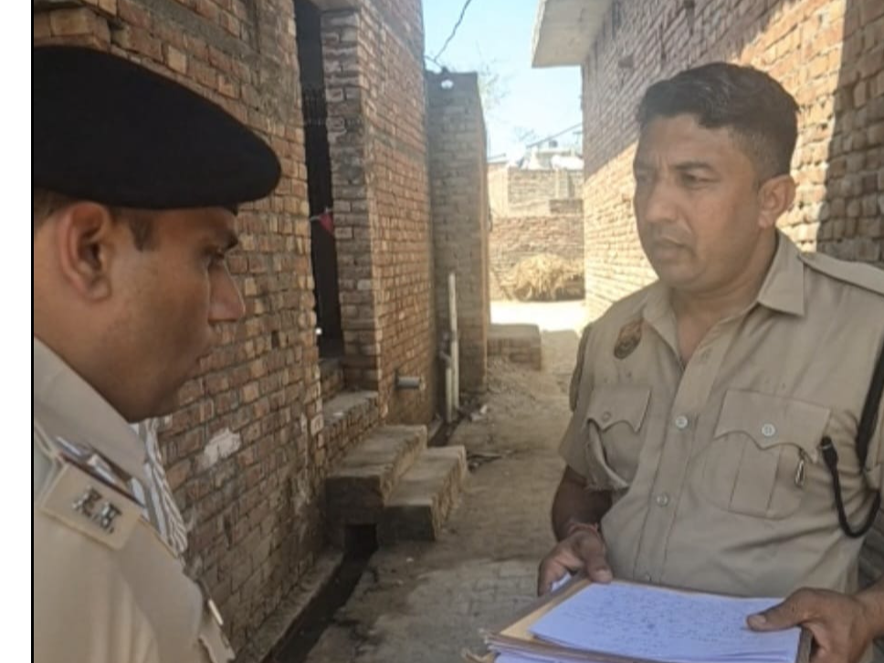 नोटिस देने पहुंचे पुलिसकर्मी - Dainik Bhaskar