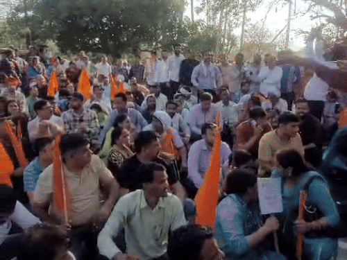 ਕਾਰਵਾਈ ਤੋਂ ਬਾਅਦ ਐਂਡਰ ਕਰਮਚਾਰੀ ਅਦਾਕਾਰੀ ਕਰ ਰਹੇ ਕਰਮਚਾਰੀ.