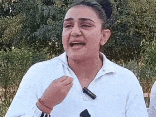 हिसार में प्रेस कॉन्फ्रेंस करते हुए स्वीटी बूरा भावुक हो गईं। - Dainik Bhaskar