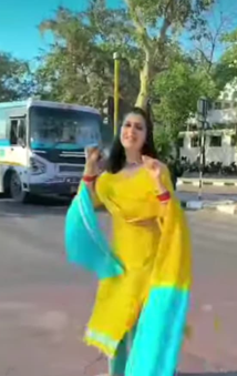 ਸੜਕ 'ਤੇ ਨੱਚਣਾ.