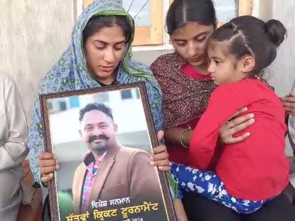 पति की मौत के बाद फोटो पकड़कर विलाप करती हुई युवती। - Dainik Bhaskar