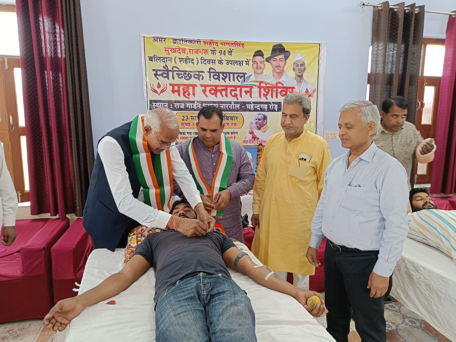 ਵਿਧਾਇਕ ਕੰਨ ਸਿੰਘ ਯਾਦਵ ਨੇ ਖੂਨ ਦਾਨੀ ਨੂੰ ਬੈਜ ਲਾਗੂ ਕਰ ਰਿਹਾ ਹਾਂ.