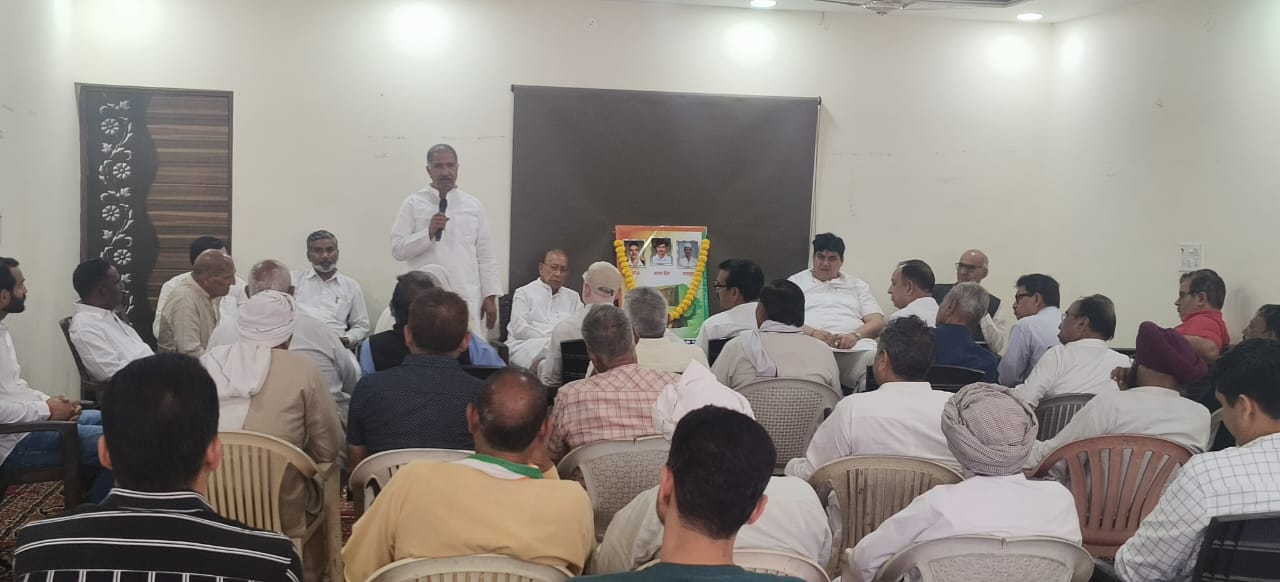 ਕਾਂਗਰਸ ਭਵਨ ਵਿਖੇ ਸਾਬਕਾ ਵਿਧਾਇਕ ਸੁਖਬੀਰ ਫਰਮਾਨ ਨੂੰ ਸੰਬੋਧਨ ਕਰਦਿਆਂ.