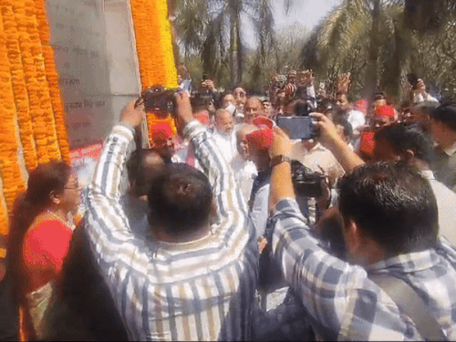 डॉ. राम मनोहर लोहिया की मूर्ति पर अखिलेश यादव ने फूलमाला चढ़ाई। यहां उनके साथ कई समर्थक मौजूद रहे।