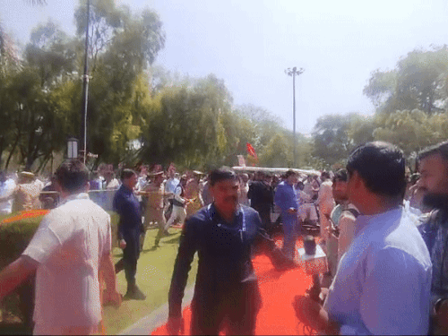 अखिलेश यादव जब लोहिया पार्क पहुंचे तो सुरक्षाकर्मियों को उनके लिए कॉरिडोर क्लियर करने में मशक्कत करनी पड़ी।