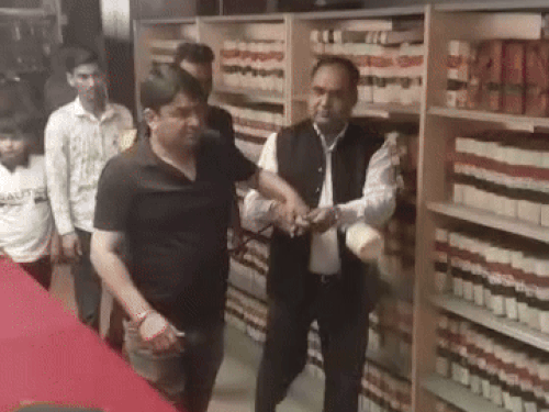 रोहतक बार एसोसिएशन की लाइब्रेरी को सैनिटाइज करते प्रधान दीपक हुड्‌डा। - Dainik Bhaskar