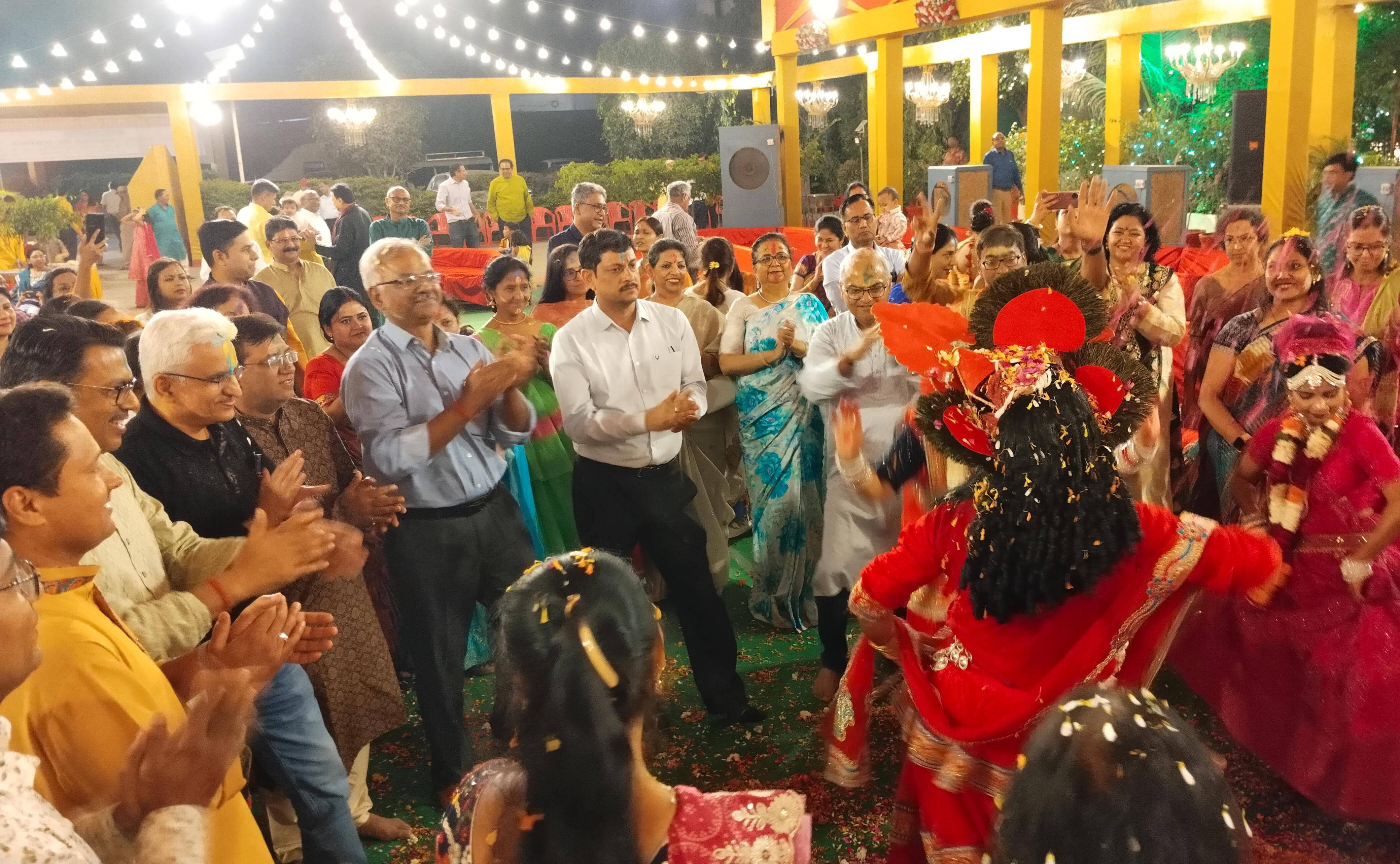 समारोह में मेडिकल कॉलेज के वाइस प्रिंसिपल डॉ. मोहित जैन, कैंसर स्पेशलिस्ट डॉ. बीके मिश्र, श्वांस रोग विशेषज्ञ डॉ. गौरव अग्रवाल आदि हैं।