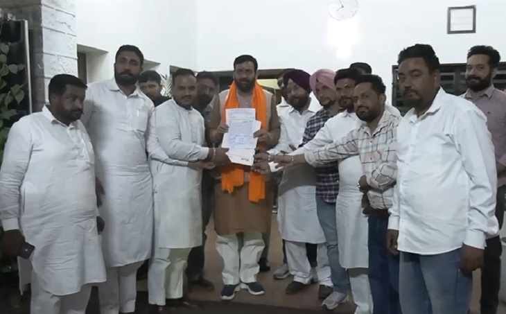 हरियाणा सीएम नायब सिंह सैनी को अपना मांग पत्र देते पंजाब के सरपंच।