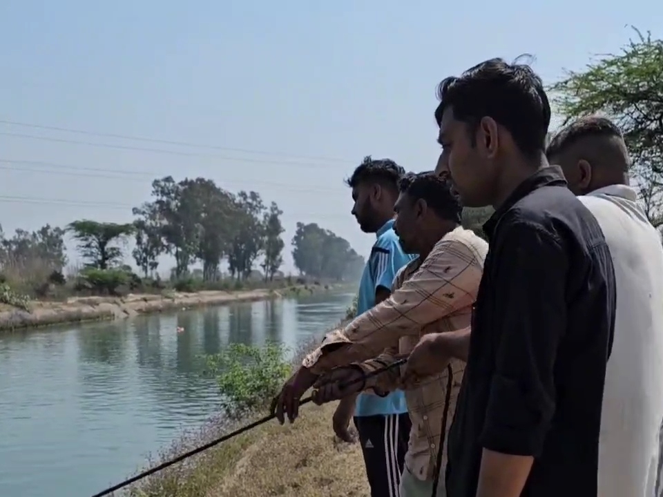 ਟੀਮ ਨਹਿਰ ਵਿਚ ਇਕ ਨੌਜਵਾਨ ਦੀ ਭਾਲ ਵਿਚ ਹੈ.