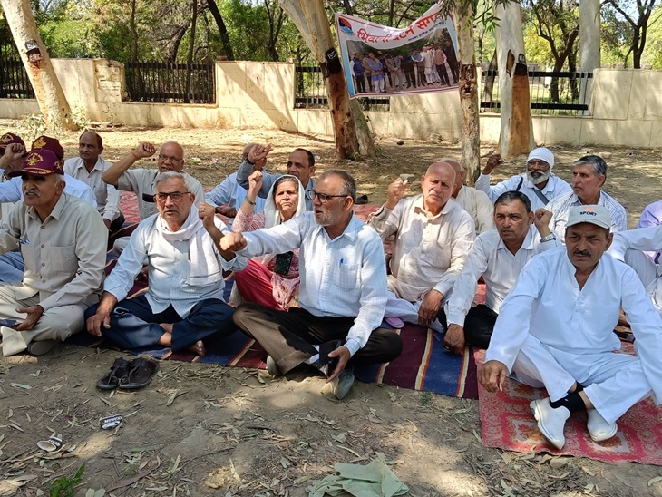 ਭਿਵਾਨੀ ਵਿੱਚ ਛੋਟੇ ਸਕੱਤਰੇਤ ਦੇ ਬਾਹਰ ਰੈਫ਼ਰ ਦੇ ਬਾਹਰ ਪ੍ਰਦਰਸ਼ਨ ਕਰ ਰਹੇ ਹਨ
