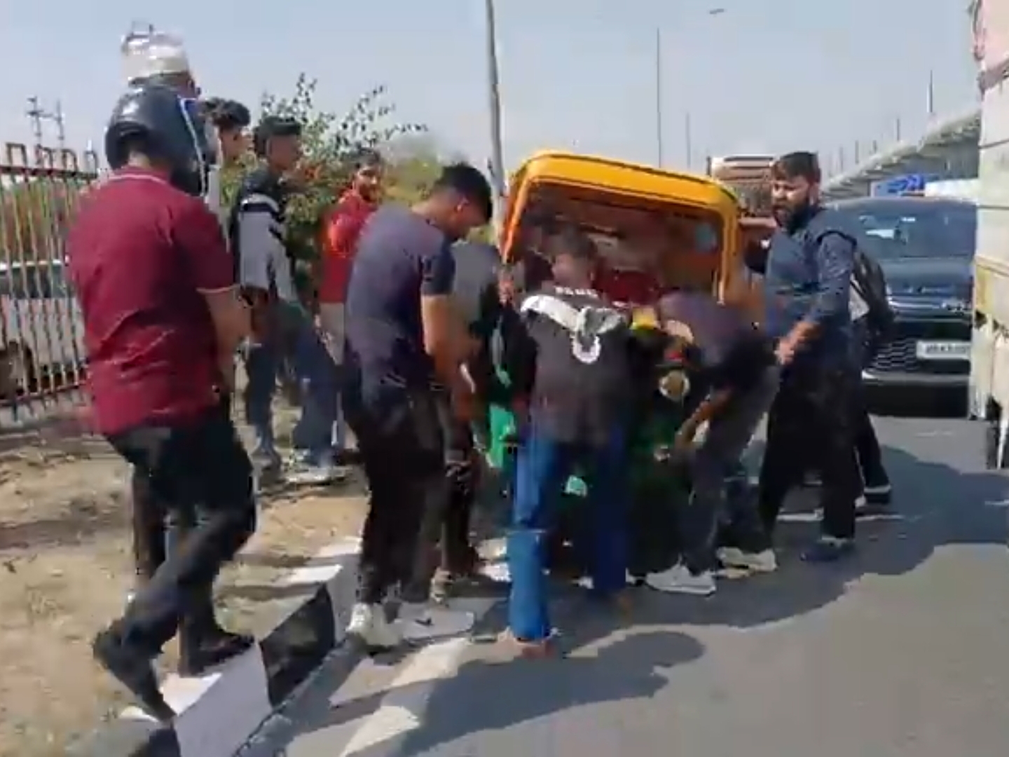 ਯਾਤਰੀ ਆਟੋ ਨੂੰ ਸਿੱਧਾ ਕਰਦੇ ਹਨ.