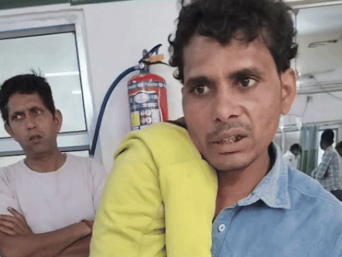 फरीदाबाद के बादशाह खान सिविल अस्पताल में बच्चा बदलने का आरोप लगाते हुए युवक।