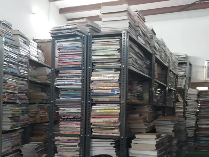 ਲਾਇਬ੍ਰੇਰੀ ਦੇ ਅੰਦਰ ਰੱਖੀਆਂ ਕਿਤਾਬਾਂ ਦਾ ਸੰਗ੍ਰਹਿ.