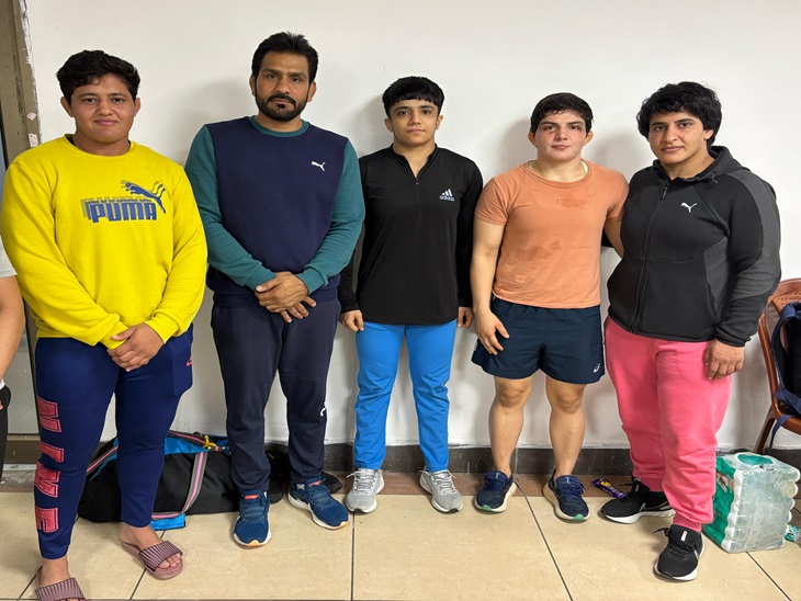 एशियाई चैंपियनशिप में चयनित खिलाड़ियों के साथ कोच मंदीप सिंह।