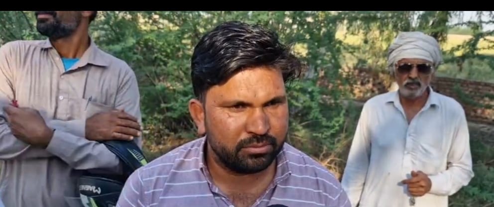 सिरसा जिले में गांव मंगाला के पास हुए एक्सीडेंट के बारे में जानकारी देते हुए राहगीर।