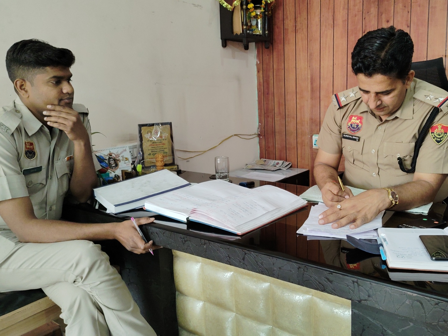 जांच करती पुलिस।