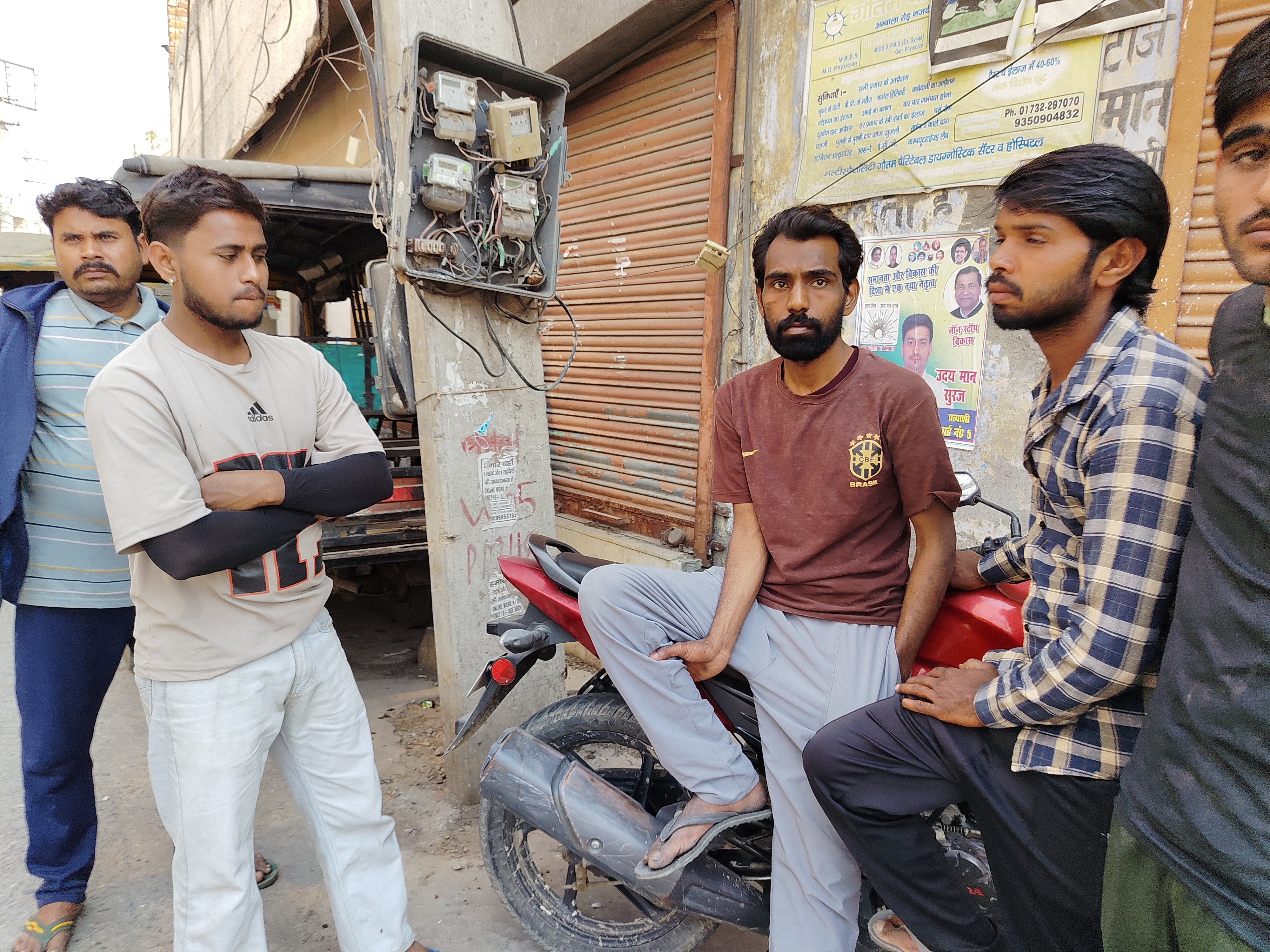 मामले की जानकारी देते हुए परिजन।