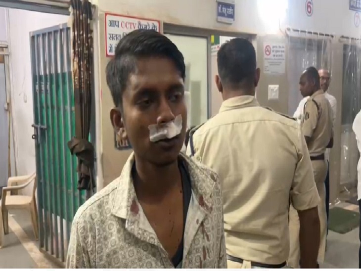 घायल युवक मामले की जानकारी देता हुआ