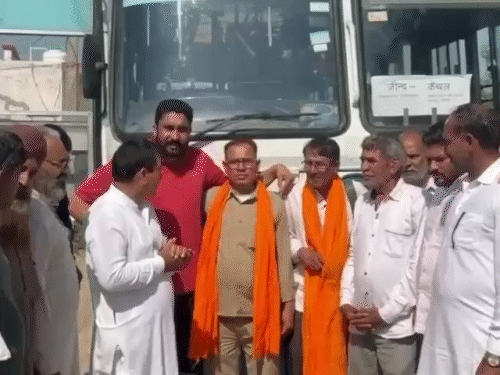 सीएम सैनी का आभार प्रकट करते ग्रामीण। - Dainik Bhaskar