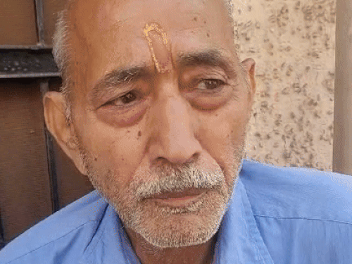 मोहल्ला वासी अशोक कुमार।