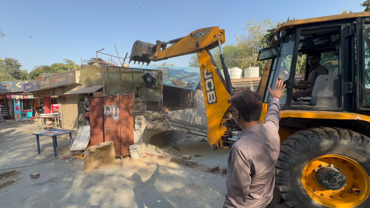 ਅਫਸਰ ਗੁਰੂਗਰਾਮ ਦੇ ਸੈਕਟਰ 29 ਵਿੱਚ ਲੇਜ਼ਰ ਵੈਲੀ ਪਾਰਕ ਦੇ ਨੇੜੇ ਝੁੱਗੀਆਂ ਨੂੰ ਛੱਡ ਰਹੇ ਸਨ.