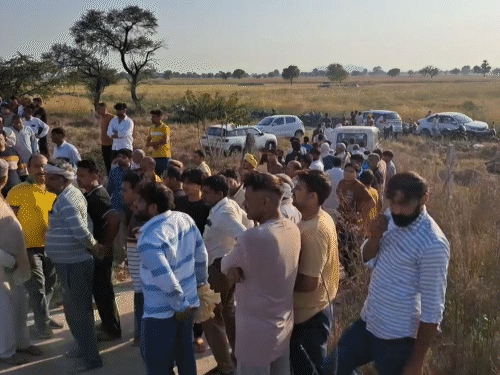 ਭੀੜ ਮੌਕੇ ਤੇ ਪਹੁੰਚ ਗਈ.