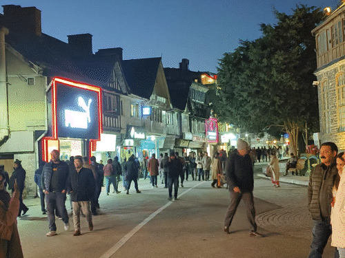 शिमला के मॉल रोड पर शाम के वक्त सैर करते हुए टूरिस्ट।