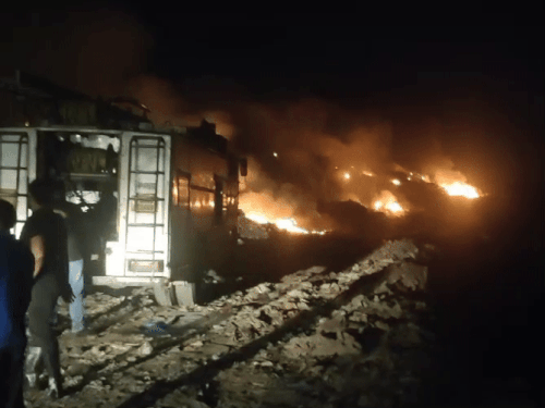 आग लगने के बाद मौके पर पहुंचे दमकल विभाग की टीम। - Dainik Bhaskar