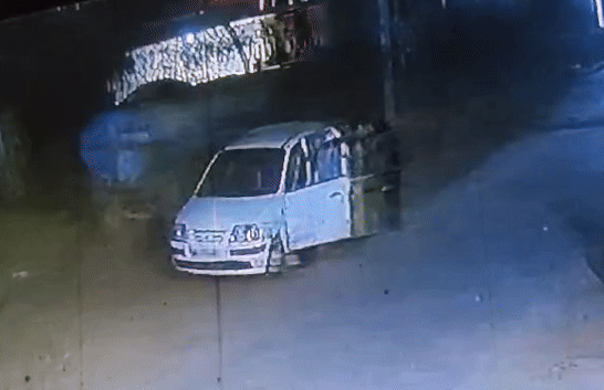 ਤਿੰਨ ਤਸਕਰ ਜੋ ਸੀਸੀਟੀਵੀ ਕੈਮਰਿਆਂ ਵਿਚ ਕਬਜ਼ਾ ਕਰ ਚੁੱਕੇ ਕਾਰ ਵਿਚ ਸਵਾਰ ਸਨ