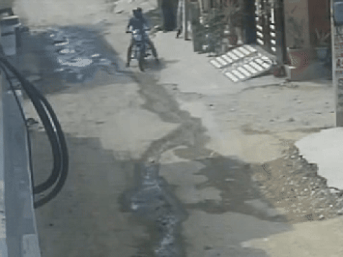 दुकान में बैठी महिला की चैन झपट कर फरार होते बाइक सवार स्नैचर और उनके पीछे भागते महिला नीलम। - Dainik Bhaskar