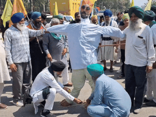 फिल्लौर में सीएम भगवंत मान का पुतला दहन करते किसान। - Dainik Bhaskar