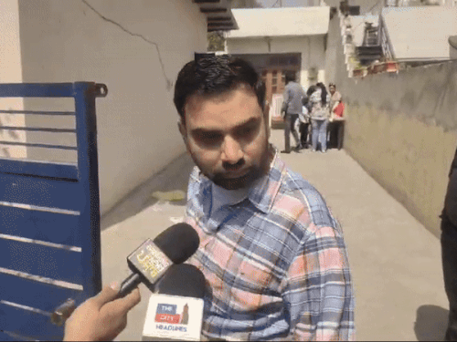 लुधियाना में बुक्स विक्रेता का कारिंदा फोटो जर्नलिस्ट के थप्पड़ मारता हुआ। - Dainik Bhaskar