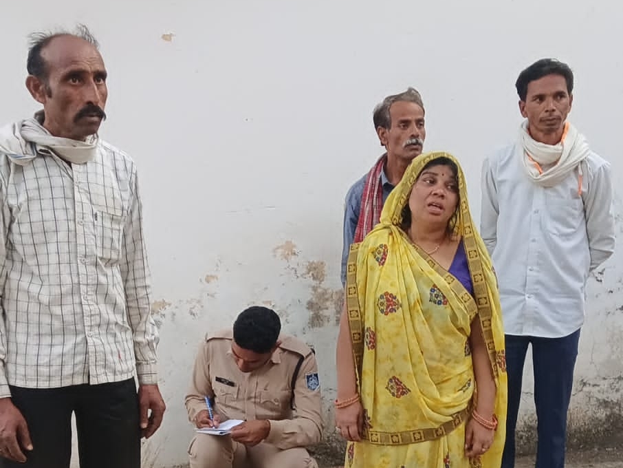 The body of a newly married woman was found hanging in Bina | बीना में ...