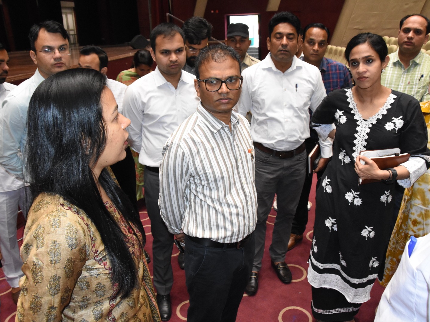 ਨਿਰੀਖਣ ਦੌਰਾਨ ਅਧਿਕਾਰੀਆਂ ਨਾਲ ਗੱਲਬਾਤ ਕਰਨ ਵਾਲੇ ਡੀ.ਸੀ.