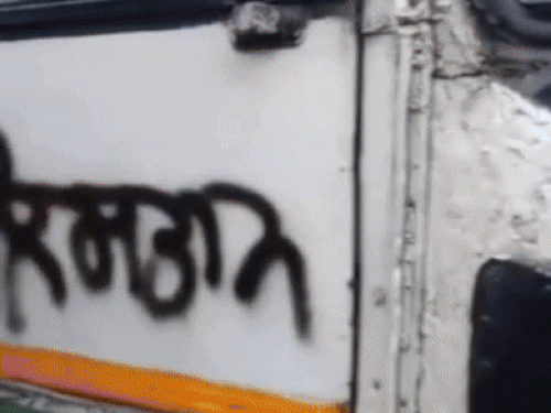 अमन सूद से शुरू हुए विवाद के बाद अमृतसर में तोड़ी गई हिमाचल प्रदेश रोडवेज की बसें व उन पर लिखे गए खालिस्तान स्लोगन।