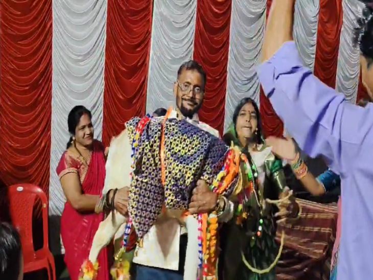 बछिया को गोद पर उठाकर नाचते मालिक बाबूलाल।