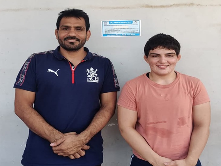 खिलाड़ी मनीषा कोच मंदीप सिंह के साथ।