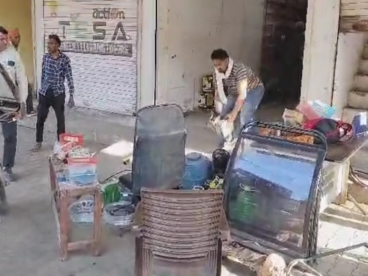ਕਰਮਚਾਰੀ ਦੁਕਾਨਾਂ ਤੋਂ ਚੀਜ਼ਾਂ ਬਾਹਰ ਲੈ ਰਹੇ ਹਨ