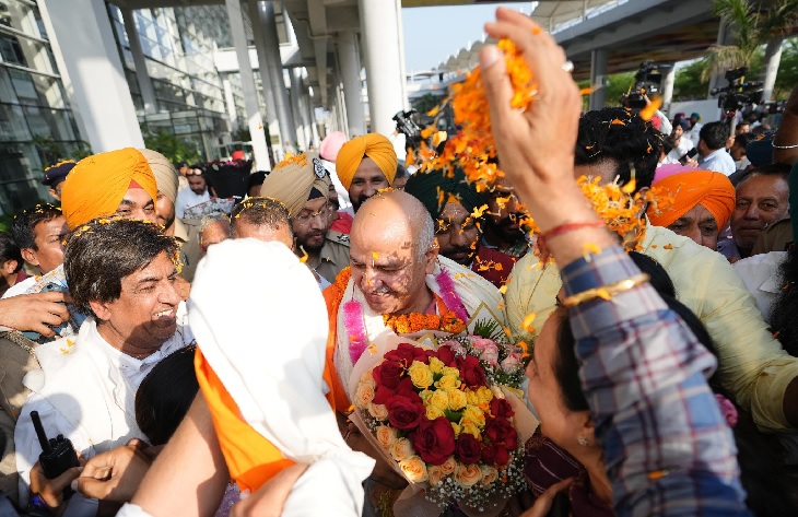 मनीष सिसोदिया का स्वागत करते हुए पंजाब आप के विधायक व मंत्री।