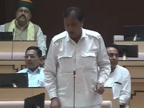 बीजेपी विधायक श्रीचंद कृपलानी ने राणा सांगा को गद्दार कहने का मुद्दा विधानसभा में उठाया। इस दौरान हंगामे की स्थिति बन गई।