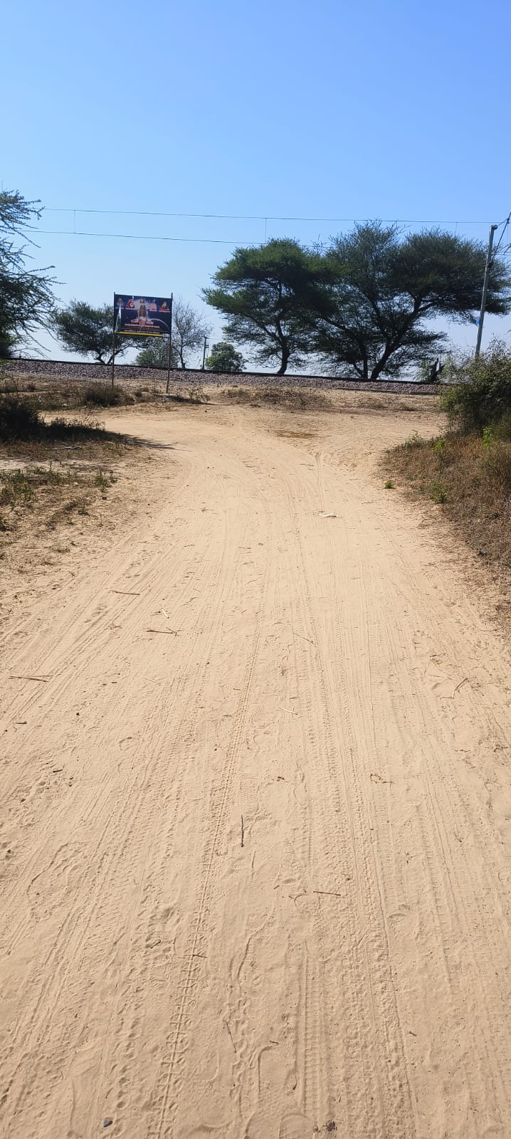 ਸਿਰਸਾ ਜ਼ਿਲ੍ਹੇ ਵਿੱਚ ਪਿੰਡ ਮੌਰਵਾਲਾ ਦੇ ਨੇੜੇ ਪਹੁੰਚ ਰਹੀ ਰੇਲਵੇ ਲਾਈਨ, ਜਿਸਦੀ ਕੱਚੀ ਸੜਕ ਹੈ.