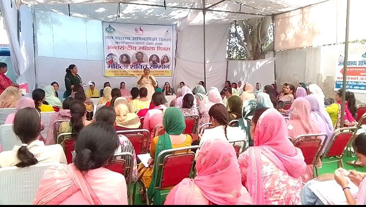 ਬੀਆਰਸੀ ਨੇ ਪਿੰਡ ਦੇ ਪਾਣੀ ਕਮੇਟੀਆਂ ਦੇ with ਰਤਾਂ ਦੇ ਮੈਂਬਰਾਂ ਨੂੰ ਸੰਬੋਧਨ ਕਰਦਿਆਂ.