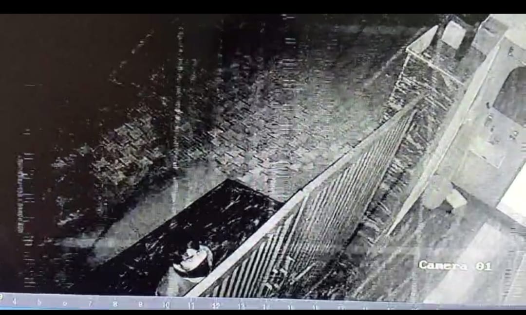 जेई के मकान से चोरी की वारदात के दौरान मुंह पर कपड़ा लगा सीसीटीवी कैमरे की तरफ देखते हुए युवक।